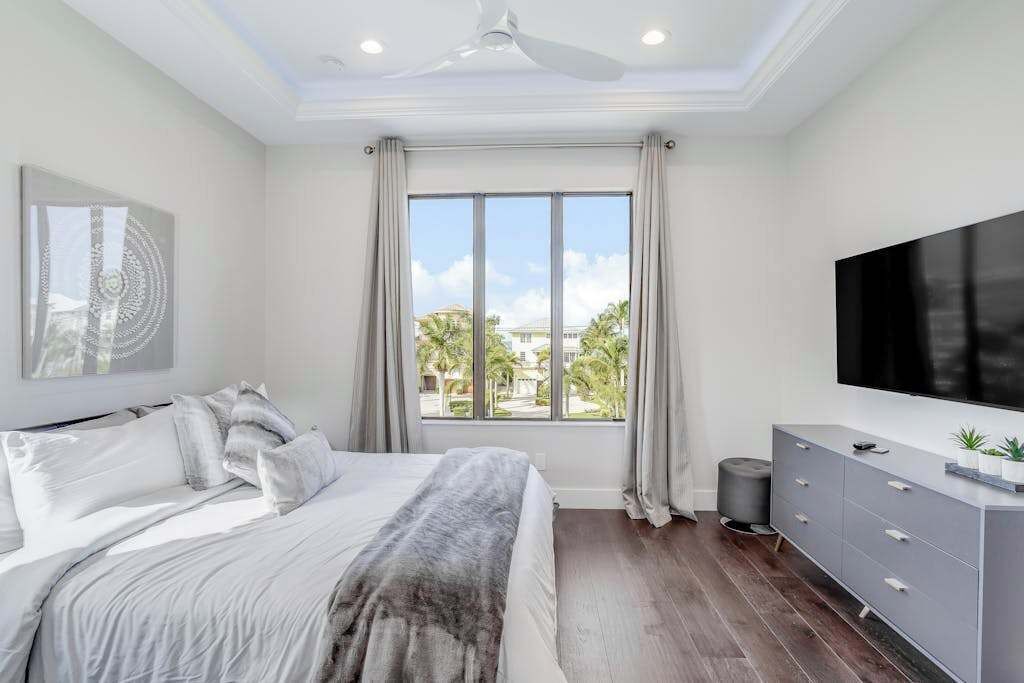 5 bedrooms, desk, iron/ironing board, WiFi