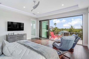 5 bedrooms, desk, iron/ironing board, WiFi - Spacious modern home close to beach with pool, central AC, & washer/dryer (Bonita Springs)