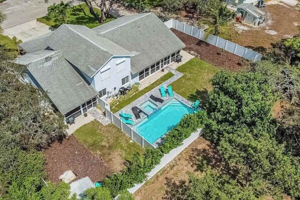 Exterior - Charming getaway in prime location with fast WiFi, W/D, and central AC (Bonita Springs)