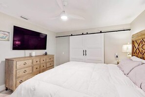 Iron/ironing board, WiFi, bed sheets - Elegant Water-front home with pool in heart of Bonita Springs and beaches (Bonita Springs)