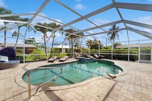 Pool - Cozy home with private pool, lanai, & washer and dryer - pool spa (Bonita Springs)
