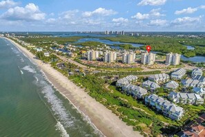 Beach nearby - Dazzling condo with internet, full kitchen, & panoramic views (Bonita Springs)