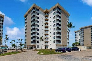 Exterior - Dazzling condo with internet, full kitchen, & panoramic views (Bonita Springs)