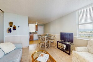 TV - Coastal beach studio with panoramic views, pool, and direct beach access (Bonita Springs)