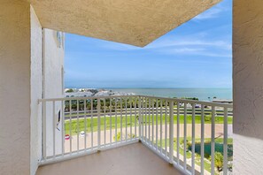 Property grounds - Coastal beach studio with panoramic views, pool, and direct beach access (Bonita Springs)
