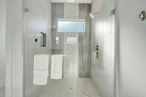 Douche, sèche-cheveux, serviettes fournies
