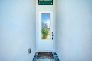 Interior - 3BR modern masterpiece with enclosed pool and bikes - snowbird-friendly (Naples)