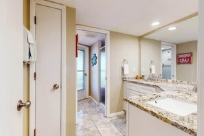 Shower, hair dryer, towels - Villa Aasta | Luxe Lakefront Outdoor Living | Screened Pool, Game Room & Dock (Cape Coral)
