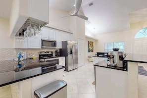 Geladeira, micro-ondas, fogão, cooktop