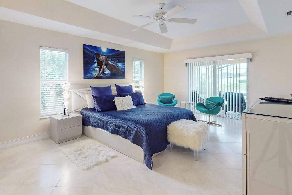 4 bedrooms, iron/ironing board, WiFi, bed sheets