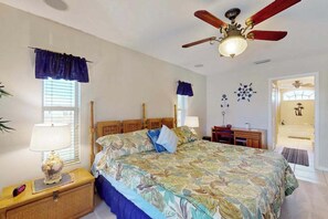 4 bedrooms, iron/ironing board, travel cot, Internet - Snowbird-friendly home with lanai, private pool, & canal access (Cape Coral)