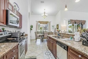 Fridge, microwave, oven, stovetop - Wonderful cape home with private pool, furnished lanai, gas grill and WiFi (Cape Coral)