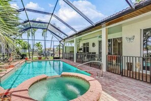 Pool - Wonderful cape home with private pool, furnished lanai, gas grill and WiFi (Cape Coral)