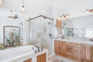 Shower, hair dryer, towels - Stunning waterfront snowbird escape with private saltwater pool, dock, AC & W/D (Cape Coral)