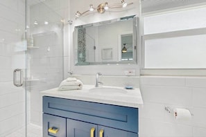 Shower, hair dryer, towels - Friendly Canalfront Home with Private Pool, High-Speed WiFi - Snowbird-Friendly (Cape Coral)