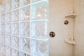 Shower, towels - Magical cape home on the water with furnished deck, pool, & amazing views (Cape Coral)