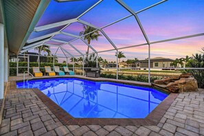 Pool - Wonderful oasis w/lanai, private pool, tropical bar, private dock, Gulf access (Cape Coral)