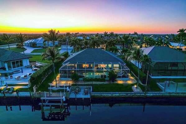 Exterior - Wonderful oasis w/lanai, private pool, tropical bar, private dock, Gulf access (Cape Coral)