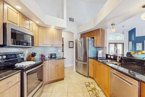 Fridge, microwave, oven, stovetop - Wonderful oasis w/lanai, private pool, tropical bar, private dock, Gulf access (Cape Coral)