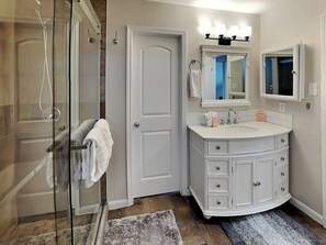 Towels - Palms at Cove View 612 | Beach Views + Community Pool! (Galveston)