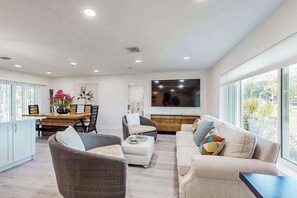 TV - Waterfront Dog Friendly Home with Heated Pool, Private Washer & Dryer, Dock (Cape Coral)