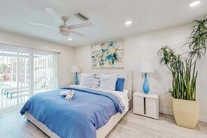 3 bedrooms, iron/ironing board, WiFi, bed sheets - Waterfront Dog Friendly Home with Heated Pool, Private Washer & Dryer, Dock (Cape Coral)