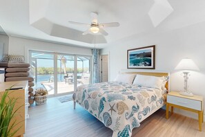3 bedrooms, desk, iron/ironing board, WiFi - Waterfront dream - heated infinity pool & therapeutic spa, sunset views & office (Cape Coral)