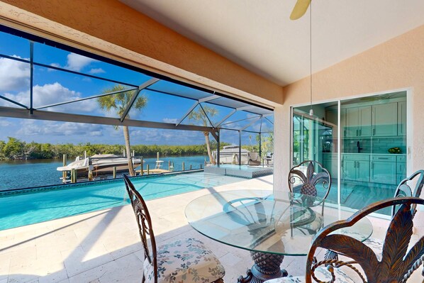 Outdoor dining - Waterfront dream - heated infinity pool & therapeutic spa, sunset views & office (Cape Coral)
