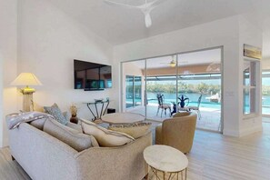 TV, DVD player, offices - Waterfront dream - heated infinity pool & therapeutic spa, sunset views & office (Cape Coral)