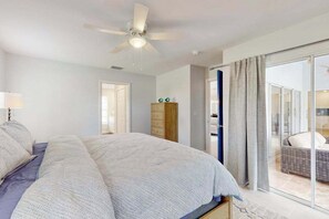 3 bedrooms, WiFi, bed sheets - Newly remodeled home with private pool and pool spa, gas grill, & W/D - dogs ok (Cape Coral)
