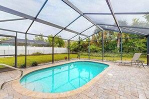 Pool - Cozy home with private pool. internet, & washer and dryer (Cape Coral)