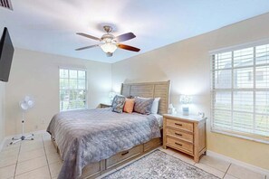 2 bedrooms, iron/ironing board, WiFi, bed sheets - Cozy home with private pool. internet, & washer and dryer (Cape Coral)
