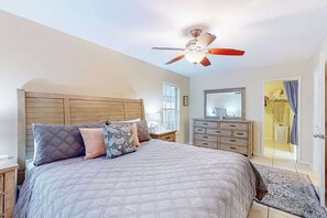 2 bedrooms, iron/ironing board, WiFi, bed sheets - Cozy home with private pool. internet, & washer and dryer (Cape Coral)