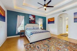 4 bedrooms, desk, iron/ironing board, WiFi - Canal home with solar warmed pool, covered patio & grill- dog-friendly (Cape Coral)