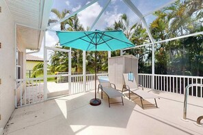 Terrace/patio - Canal home with solar warmed pool, covered patio & grill- dog-friendly (Cape Coral)