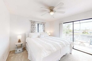 3 bedrooms, iron/ironing board, WiFi, bed sheets - Water-view home with enclosed private pool, grill, scenic balcony, AC & W/D (Cape Coral)