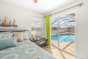 3 bedrooms, desk, iron/ironing board, WiFi - Canal-front home with pool, private dock, kayaks & W/D - snowbirds welcomed (Cape Coral)