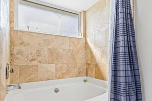 Shower, hair dryer, towels - Canal-front home with pool, private dock, kayaks & W/D - snowbirds welcomed (Cape Coral)