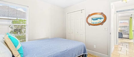 3 habitaciones, escritorio, tabla de planchar con plancha y wifi