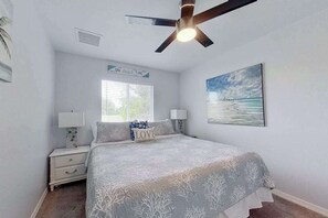 4 bedrooms, desk, iron/ironing board, WiFi - Waterfront home with private pool, dock, WiFi, central AC, and desk workspaces (Cape Coral)