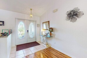 Interior - Spacious Lakefront Home with a Screened-In Pool in Exclusive Community (Fort Myers)