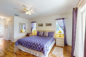 WiFi, bed sheets - Spacious Lakefront Home with a Screened-In Pool in Exclusive Community (Fort Myers)