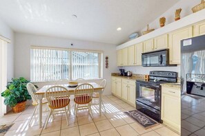 Fridge, microwave, oven, stovetop - Spacious Lakefront Home with a Screened-In Pool in Exclusive Community (Fort Myers)