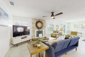 TV, offices - Relaxing retreat with private pool, washer/dryer, & family-friendly amenities (Cape Coral)