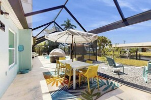 Outdoor dining - Relaxing retreat with private pool, washer/dryer, & family-friendly amenities (Cape Coral)