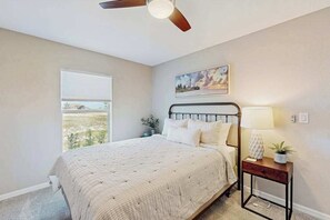 4 bedrooms, desk, iron/ironing board, WiFi - Quiet home with private pool, hot tub, and plenty of outside space (Cape Coral)