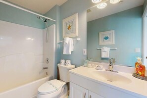 Shower, hair dryer, towels, shampoo - Beautiful duplex with private W/D, WiFi, & close to the beach (Englewood)