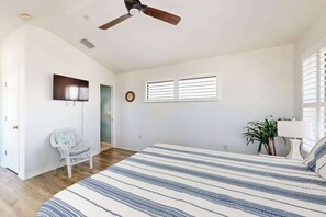 2 bedrooms, iron/ironing board, WiFi, bed sheets - Beautiful duplex with private W/D, WiFi, & close to the beach (Englewood)