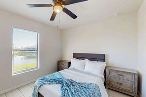 3 bedrooms, iron/ironing board, WiFi, bed sheets - Cozy Home with backyard, canal view, fully equipped kitchen, dog friendly (Cape Coral)