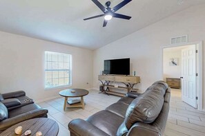 TV, offices - Cozy Home with backyard, canal view, fully equipped kitchen, dog friendly (Cape Coral)